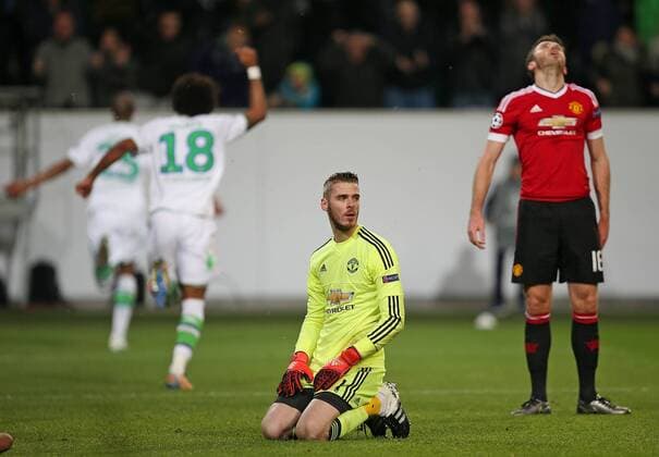 Themen der Woche - Sport Bilder des Tages - SPORT Fußball, Champions League, VfL Wolfsburg besiegt Manchester United 08.12.2015, Fussball UEFA Champions League 2015 2016, Gruppenphase, 6.Spieltag, VfL Wolfsburg - Manchester United ManU in der Volkswagen Arena, Wolfsburg. v.l. Torwart David de Gea (Manchester United) und Michael Carrick (Manchester United) enttäuscht 