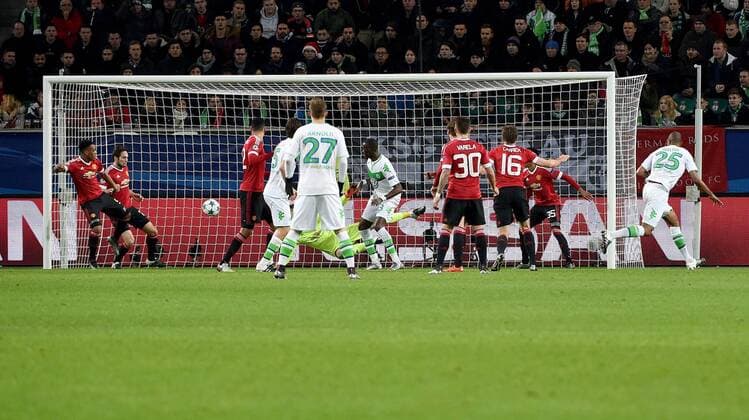 Fußball, Champions League, VfL Wolfsburg - Manchester United 08.12.2015, xjhx, Fussball UEFA Champions League, VfL Wolfsburg - Manchester United ManU emspor v.l. David de Gea (Manchester United), Naldo (VfL Wolfsburg) Goal scored, Tor zum 3:2