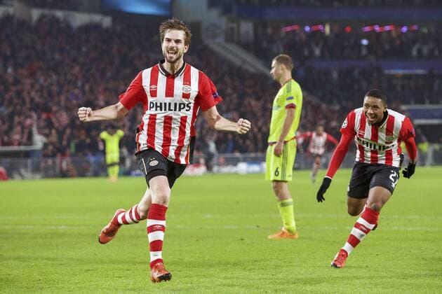 Fußball, Champions League, PSV Eindhoven - ZSKA Moskau (L-R) Davy Propper of PSV, Aleksei Berezutski of CSKA Moscow, Steven Bergwijn of PSV during the UEFA Champions League match between PSV Eindhoven and CSKA Moscow on December 8, 2015 at the Philips stadium in Eindhoven, The Netherlands. PSV v CSKA Moscow UEFA Champions League 2015 2016 xVIxxIVx 4676219