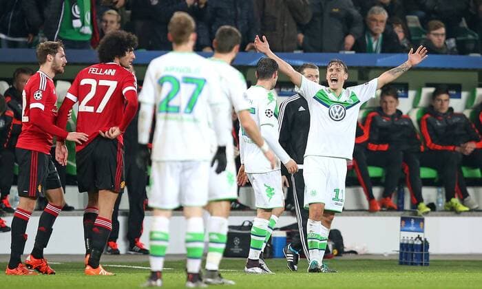 Fußball, Champions League, VfL Wolfsburg - Manchester United 08.12.2015, Fussball UEFA Champions League 2015 2016, Gruppenphase, 6.Spieltag, VfL Wolfsburg - Manchester United ManU in der Volkswagen Arena, Wolfsburg. Schlussjubel Max Kruse (re., Wolfsburg) 