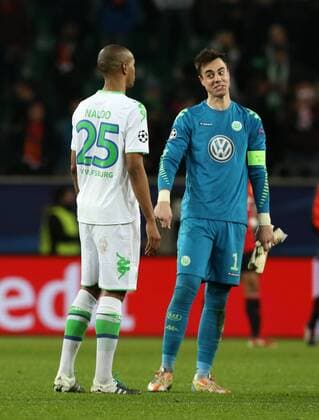 Fußball, Champions League, VfL Wolfsburg - Manchester United Naldo, Torwart Diego Benaglio Freude nach Spielende Fußball Fussball UEFA Championsleague Herren Saison 2015 2016 08.12.2015 VfL Wolfsburg vs. Manchester United ManU FC ManU