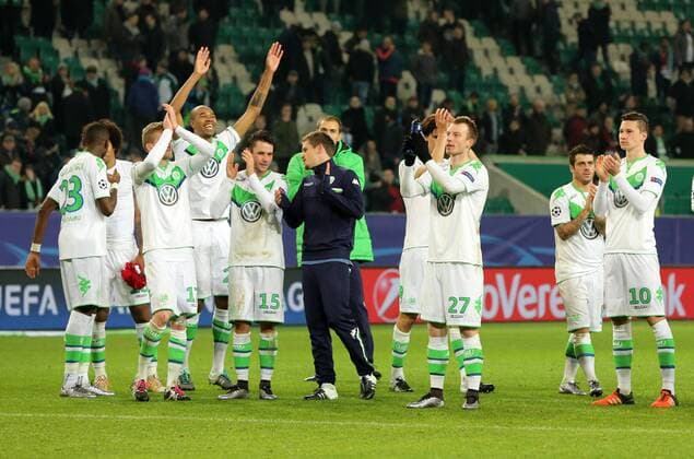 Fußball, Champions League, VfL Wolfsburg - Manchester United Wolfsburger feiern Sieg Freude Emotion jubelnd Jubel nach Spielende Fußball Fussball UEFA Championsleague Herren Saison 2015 2016 08.12.2015 VfL Wolfsburg vs. Manchester United ManU FC ManU