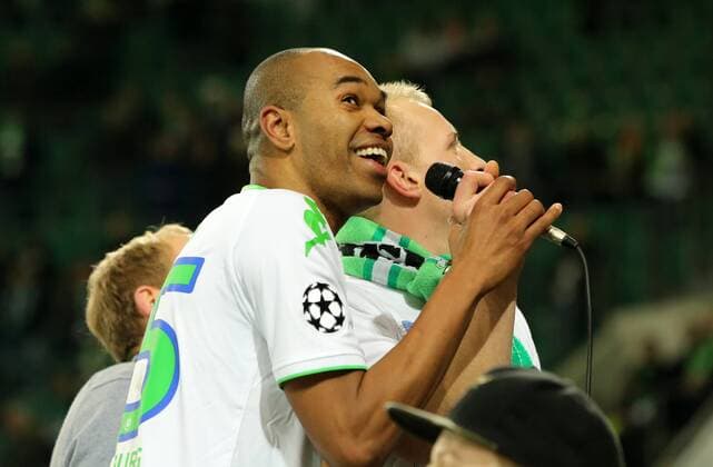 Fußball, Champions League, VfL Wolfsburg - Manchester United Naldo bei den Fans feiernd Freude Emotion jubelnd Jubel nach Spielende Fußball Fussball UEFA Championsleague Herren Saison 2015 2016 08.12.2015 VfL Wolfsburg vs. Manchester United ManU FC ManU