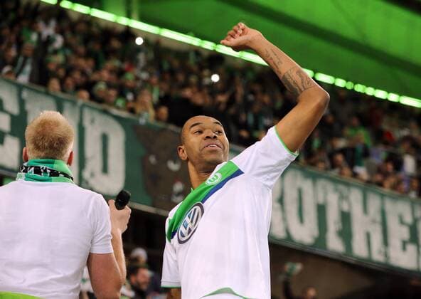 Fußball, Champions League, VfL Wolfsburg - Manchester United Naldo bei den Fans feiernd Freude Emotion jubelnd Jubel nach Spielende Fußball Fussball UEFA Championsleague Herren Saison 2015 2016 08.12.2015 VfL Wolfsburg vs. Manchester United ManU FC ManU