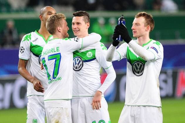 Fußball, Champions League, VfL Wolfsburg - Manchester United Fussball Champions League Vorrunde 6. Spieltag VfL Wolfsburg - Manchester United ManU am 08.12.2015 in der Volkswagen Arena in Wolfsburg Schlussjubel bei Andre Schürrle ( Wolfsburg ) und Julian Draxler ( Wolfsburg ) xPBJPGx