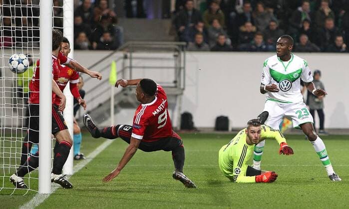 Fußball, Champions League, VfL Wolfsburg - Manchester United 08.12.2015, Fussball UEFA Champions League 2015 2016, Gruppenphase, 6.Spieltag, VfL Wolfsburg - Manchester United ManU in der Volkswagen Arena, Wolfsburg. Tor zum 3:2 