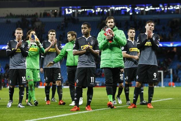 FuÃŸball, Champions League, Manchester City - Borussia MÃ¶nchengladbach 08.12.2015. The Etihad Stadium, Manchester, England. Champions League. Manchester City versus Borussia Monchengladbach. Borussia M& xf6;nchengladbach applaud their travelling supporters at the end of the game. xAlanxMartinx  ActionPlus11687350