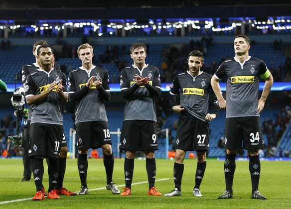 FuÃŸball, Champions League, Manchester City - Borussia MÃ¶nchengladbach 08.12.2015. The Etihad Stadium, Manchester, England. Champions League. Manchester City versus Borussia Monchengladbach. Borussia M& xf6;nchengladbach applaud their travelling supporters at the end of the game. xAlanxMartinx  ActionPlus11687351