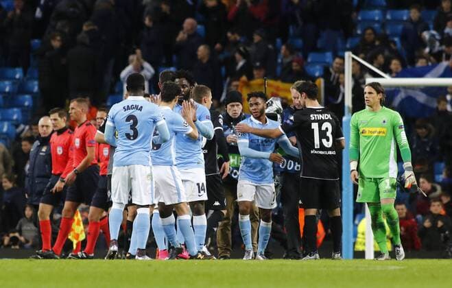 FuÃŸball, Champions League, Manchester City - Borussia MÃ¶nchengladbach 08.12.2015. The Etihad Stadium, Manchester, England. Champions League. Manchester City versus Borussia Monchengladbach. Manchester City s Raheem Sterling has stolen the match with his two late goals and is congratulated by his team mates and Gladbach players at the final whistle. xAlanxMartinx  ActionPlus11687353
