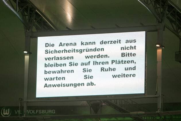 Fußball, UEFA Champions League, VfL Wolfsburg - Manchester United ManU Sicherheitshinweis Anzeigetafel, Arena Ausgänge gesperrt. Alarm, Polizei, Sicherheit, security. xtgx