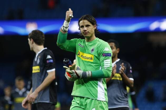 FuÃŸball, Champions League, Manchester City - Borussia MÃ¶nchengladbach 08.12.2015. The Etihad Stadium, Manchester, England. Champions League. Manchester City versus Borussia Monchengladbach. M& xf6;nchengladbach s Swiss goalkeeper Yann Sommerapplauds his side s travelling supporters at the end of the game. xAlanxMartinx  ActionPlus11687354