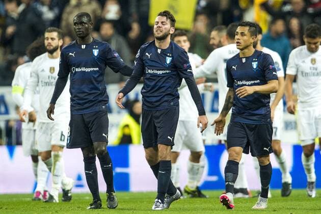 151208 Malmö FFs Enoch Kofi Adu, Erdal Rakip och Victor Yoshimar Yotun Flores deppar under fotbollsmatchen i Champions League mellan Real Madrid och Malmö FF den 8 december 2015 i Madrid.  Copyright: LUDVIGxTHUNMAN BB151208LT127