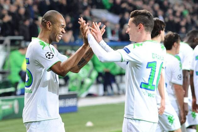 Fußball Champions League Gruppenphase 6. Spieltag VfL Wolfsburg - Manchester United ManU am 08.12.2015 in der Volkswagen Arena in Wolfsburg Torjubel zum 3:2 durch Naldo ( Wolfsburg ), links - Julian Draxler ( Wolfsburg ), rechts xTTx