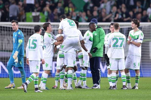 Fußball Champions League Gruppenphase 6. Spieltag VfL Wolfsburg - Manchester United ManU am 08.12.2015 in der Volkswagen Arena in Wolfsburg Die Wolfsburger Spieler freuen sich über den Sieg xTTx