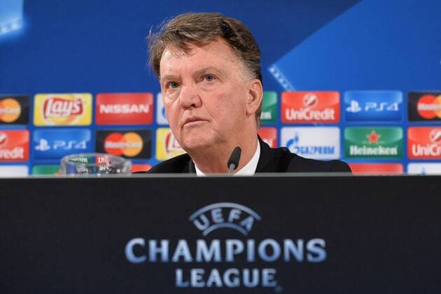 Fußball Champions League Gruppenphase 6. Spieltag VfL Wolfsburg - Manchester United ManU am 08.12.2015 in der Volkswagen Arena in Wolfsburg Louis van Gaal ( Trainer Manchester ) xTTx