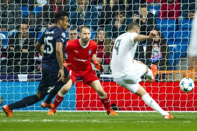 151208 Real Madrids Karim Benzema gör 7-0 bakom Malmö FFs malvakt Johan Wiland under fotbollsmatchen i Champions League mellan Real Madrid och Malmö FF den 8 december 2015 i Madrid.  Copyright: LUDVIGxTHUNMAN BB151208LT130