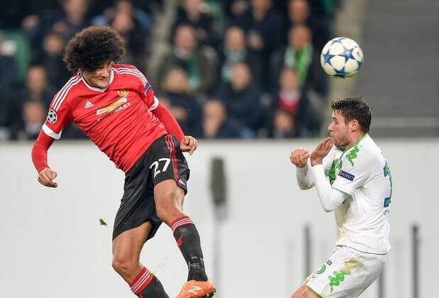 FUSSBALL CHAMPIONS LEAGUE SAISON 2015 2016 VORRUNDE VfL Wolfsburg - Manchester United ManU 08.12.2015 Marouane Fellaini (Manchester United FC) gegen Christian Traesch (re, VfL Wolfsburg) 