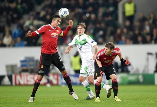 FUSSBALL CHAMPIONS LEAGUE SAISON 2015 2016 VORRUNDE VfL Wolfsburg - Manchester United ManU 08.12.2015 Chris Smalling (li) und Bastian Schweinsteiger (re, beide Manchester United FC) gegen Max Kruse (VfL Wolfsburg) 