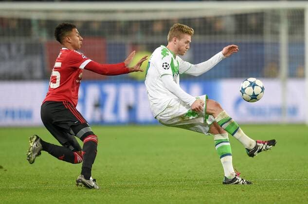 FUSSBALL CHAMPIONS LEAGUE SAISON 2015 2016 VORRUNDE VfL Wolfsburg - Manchester United ManU 08.12.2015 Jesse Lingard (li, Manchester United FC) gegen Andre Schuerrle (re, VfL Wolfsburg) 
