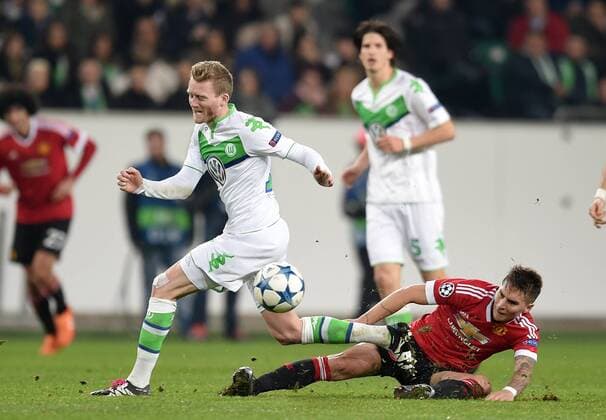 FUSSBALL CHAMPIONS LEAGUE SAISON 2015 2016 VORRUNDE VfL Wolfsburg - Manchester United ManU 08.12.2015 Andre Schuerrle (li, VfL Wolfsburg) gegen Guillermo Varela (re, Manchester United FC) 