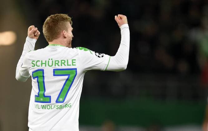 FUSSBALL CHAMPIONS LEAGUE SAISON 2015 2016 VORRUNDE VfL Wolfsburg - Manchester United ManU 08.12.2015 Andre Schuerrle (VfL Wolfsburg) jubelt nach dem Abpfiff 