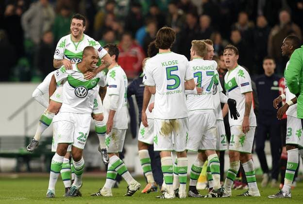 FUSSBALL CHAMPIONS LEAGUE SAISON 2015 2016 VORRUNDE VfL Wolfsburg - Manchester United ManU 08.12.2015 Naldo schultert Vieirinha (beide VfL Wolfsburg) 