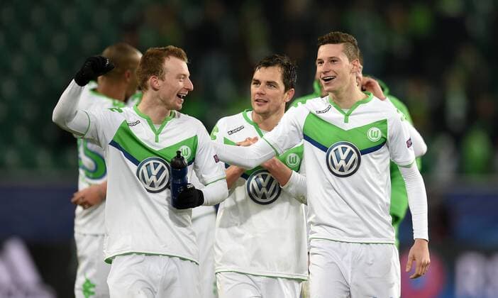 FUSSBALL CHAMPIONS LEAGUE SAISON 2015 2016 VORRUNDE VfL Wolfsburg - Manchester United ManU 08.12.2015 Maximilian Arnold, Marcel Schaefer und Julian Draxler (v.l., alle VfL Wolfsburg) jubeln nach dem Abpfiff 