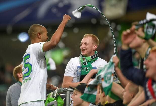 FUSSBALL CHAMPIONS LEAGUE SAISON 2015 2016 VORRUNDE VfL Wolfsburg - Manchester United ManU 08.12.2015 Naldo (VfL Wolfsburg) jubelt nach dem Abpfiff bei den Fans 