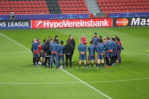 Leverkusen Roger Schmidt (Trainer, Bayer 04 Leverkusen) holt vor dem Training seine Spieler zusammen, Bayer 04 Leverkusen - FC Barcelona Barca Fussball, Champions-League, 08.12.2015, Copyright: Deutzmann Eibner-Pressefoto EP_CDN