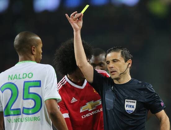 Schiedsrichter Referee Milorad Mazic (SRB) zeigt Naldo (VfL Wolfsburg) die gelbe Karte