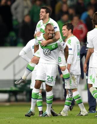 FUSSBALL CHAMPIONS LEAGUE SAISON 2015 2016 VORRUNDE VfL Wolfsburg - Manchester United ManU 08.12.2015 Naldo schultert Vieirinha (beide VfL Wolfsburg) 