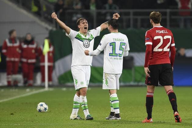 Wolfsburg, Deutschland 08. Dezember 2015: Champions League 15 16 - VfL Wolfsburg vs. Manchester United ManU Schluss Jubel bei Max Kruse (Wolfsburg) und bei Christian Träsch (Wolfsburg) ot