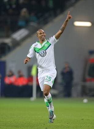 Hier erzielt Naldo (VfL Wolfsburg) das 3-2 und wirft einen Handkuss zu seiner Frau auf der tribüne