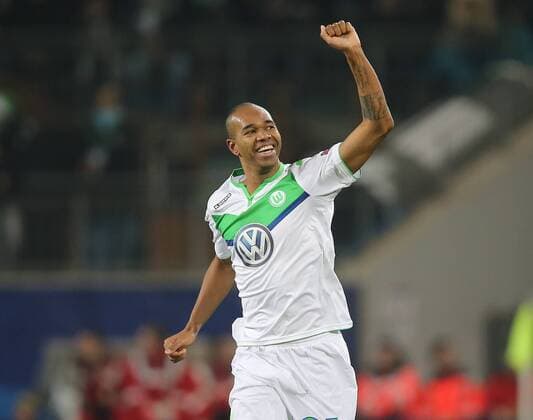 Hier erzielt Naldo (VfL Wolfsburg) das 3-2 und wirft einen Handkuss zu seiner Frau auf der tribüne