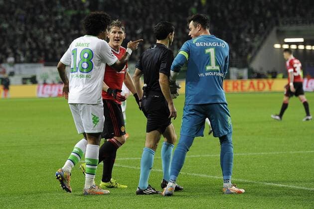Wolfsburg, Deutschland 08. Dezember 2015: Champions League 15 16 - VfL Wolfsburg vs. Manchester United ManU Dante (Wolfsburg),Bastian Schweinsteiger (Manchester United) ,Schiedsrichter Milorad Mazic (SRB),Torwart Diego Benaglio (Wolfsburg) ot