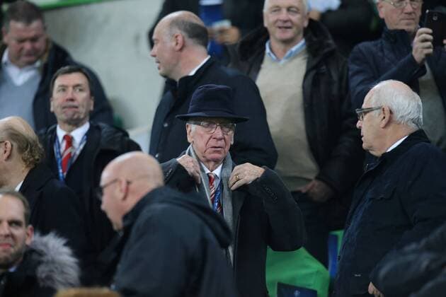 Vorstandsmitglied Sir Bobby Charlton Manchester United ManU - Champions League Gruppe B Saison 2015-2016 VfL Wolfsburg vs. Manchester United in der Volkswagen Arena in Wolfsburg - Deutschland, Fussball, Mann,Männer,08.12.2015