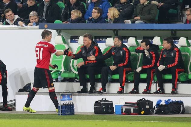 Auswechslung Bastian Schweinsteiger und Trainer Louis van Gaal Manchester United ManU - Champions League Gruppe B Saison 2015-2016 VfL Wolfsburg vs. Manchester United in der Volkswagen Arena in Wolfsburg - Aktion,Deutschland, Fussball, Mann,Männer,08.12.2015