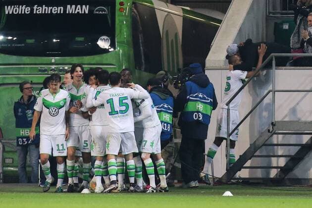 Torjubel - Torschütze Naldo (re.,VfL Wolfsburg) trifft zum 3-2 - Champions League Gruppe B Saison 2015-2016 VfL Wolfsburg vs. Manchester United ManU in der Volkswagen Arena in Wolfsburg - Aktion,Deutschland, Fussball, Mann,Männer,08.12.2015
