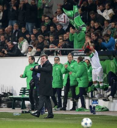 Jubel nach dem Schlusspfiff bei Headcoach Dieter Hecking (VfL Wolfsburg) und Vieirinha (VfL Wolfsburg)