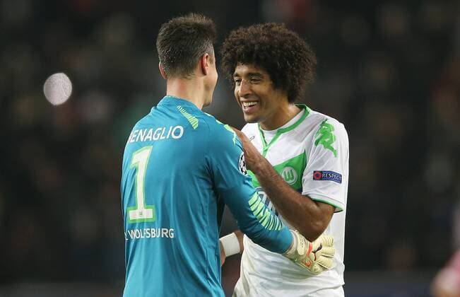 Diego Benaglio (VfL Wolfsburg) und Dante Bonfim Costa Santos (VfL Wolfsburg) freuen sich nach dem Abpfiff