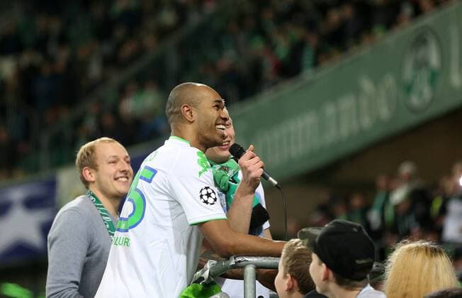 Naldo (VfL Wolfsburg) auf dem zaun bei den Fans in der Nordkurve