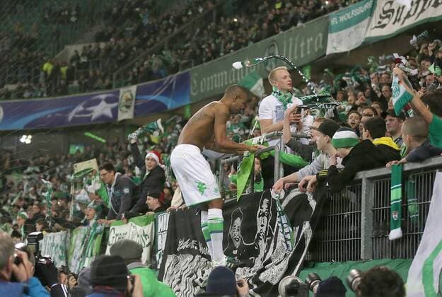 Naldo (VfL Wolfsburg) bei den Fans in der Nordkurve auf dem Zaun