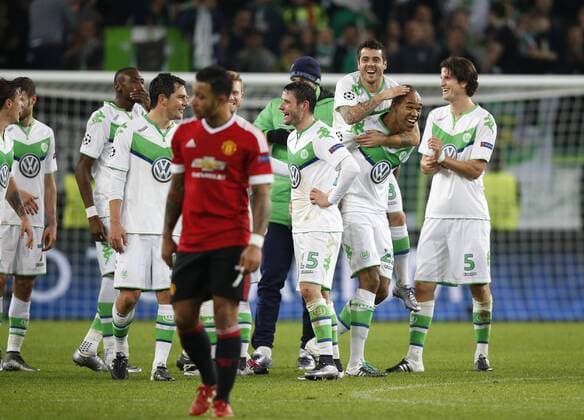 NALDO Team VFL Wolfsburg jubelt mit VIEIRINHA nach dem Sieg UEFA Championsleague Spiel Gruppe B VFL Wolfsburg Manchester United ManU 3 : 2 am 08.Dezember 2015 in Wolfsburg 