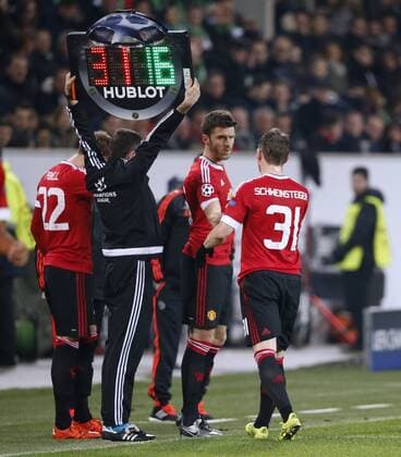 SCHWEINSTEIGER Bastian Team Manchester United ManU bei der Auswechslung UEFA Championsleague Spiel Gruppe B VFL Wolfsburg-Manchester United 3 : 2 am 08.Dezember 2015 in Wolfsburg 