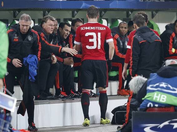SCHWEINSTEIGER Bastian Team Manchester United ManU bei der Auswechslung mit Trainer VAN GAAL Louis UEFA Championsleague Spiel Gruppe B VFL Wolfsburg-Manchester United 3 : 2 am 08.Dezember 2015 in Wolfsburg 
