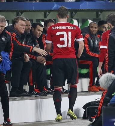 SCHWEINSTEIGER Bastian Team Manchester United ManU bei der Auswechslung mit Trainer VAN GAAL Louis UEFA Championsleague Spiel Gruppe B VFL Wolfsburg-Manchester United 3 : 2 am 08.Dezember 2015 in Wolfsburg 