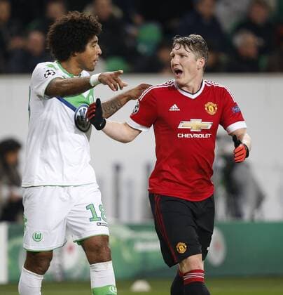 SCHWEINSTEIGER Bastian Team Manchester United mit DANTE UEFA Championsleague Spiel Gruppe B VFL Wolfsburg Manchester United ManU 3 : 2 am 08.Dezember 2015 in Wolfsburg 