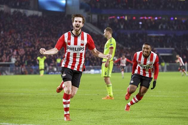 (L-R) Davy Propper of PSV, Aleksei Berezutski of CSKA Moscow, Steven Bergwijn of PSV during the UEFA Champions League match between PSV Eindhoven and CSKA Moscow on December 8, 2015 at the Philips stadium in Eindhoven, The Netherlands. PSV v CSKA Moscow UEFA Champions League 2015 2016 xVIxxIVx 4676739