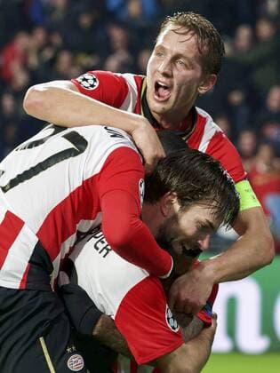 (L-R) Steven Bergwijn of PSV, Luuk de Jong of PSV, Davy Propper of PSV during the UEFA Champions League match between PSV Eindhoven and CSKA Moscow on December 8, 2015 at the Philips stadium in Eindhoven, The Netherlands. PSV v CSKA Moscow UEFA Champions League 2015 2016 xVIxxIVx 4676741