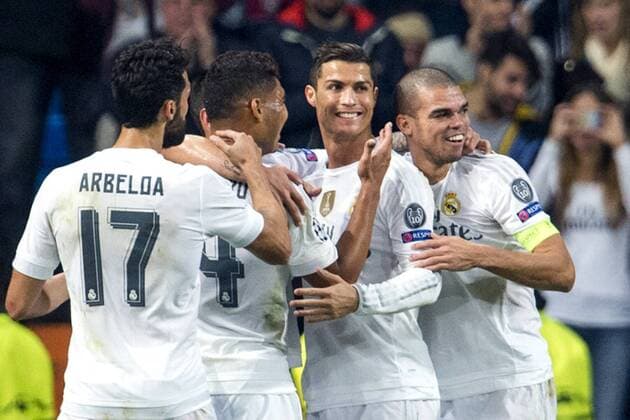 151208 Real Madrids Cristiano Ronaldo krams om efter han gjort 3-0 under fotbollsmatchen i Champions League mellan Real Madrid och Malmö FF den 8 december 2015 i Madrid.  Copyright: LUDVIGxTHUNMAN BB151208LT202